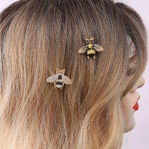 Set of 2 bee hair clips